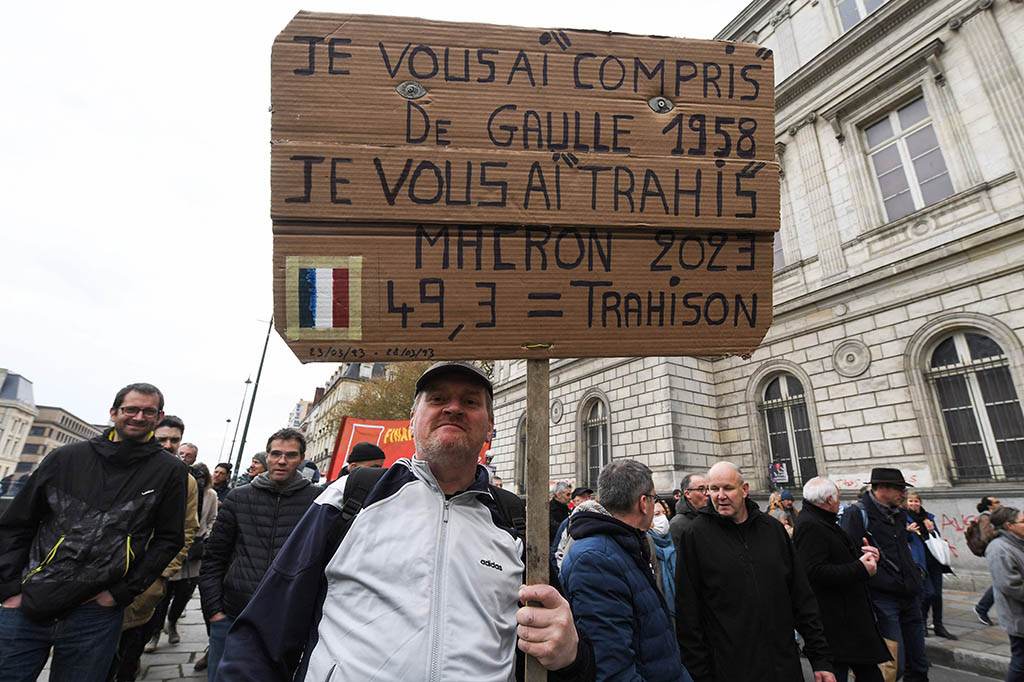 Bentrokan baru meletus di Prancis pada Selasa, 28 Maret 2023 antara pengunjuk rasa dan polisi ketika puluhan ribu orang turun ke jalan untuk menunjukkan kemarahan mereka terhadap reformasi pensiun Presiden Emmanuel Macron yang telah memicu krisis domestik besar.