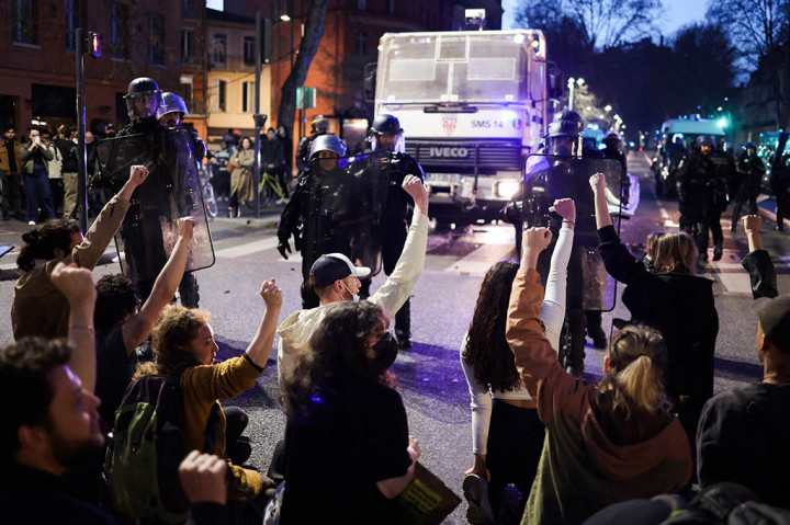 Kunjungan kenegaraan ke Prancis oleh Raja Inggris Charles III, yang sedianya akan dimulai pada Minggu, ditunda karena kerusuhan.