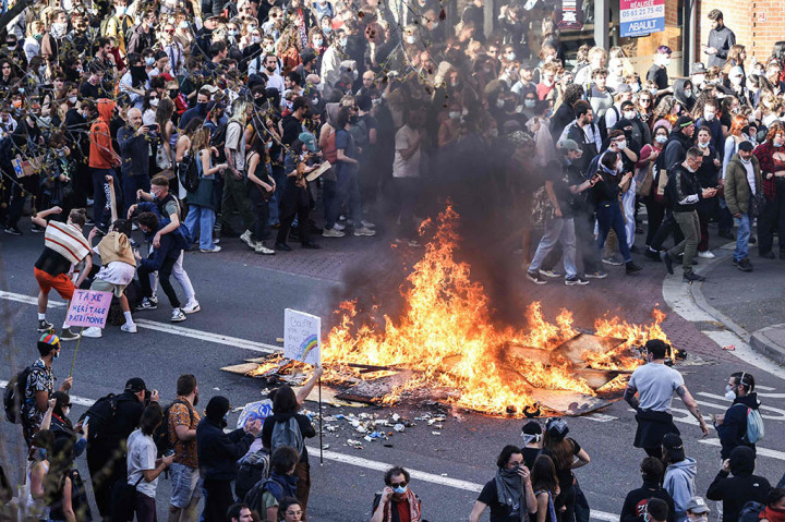 Hari protes dan pemogokan nasional yang diminta oleh serikat pekerja adalah yang kesepuluh sejak pertengahan Januari melawan hukum, termasuk menaikkan usia pensiun dari 62 menjadi 64 tahun.