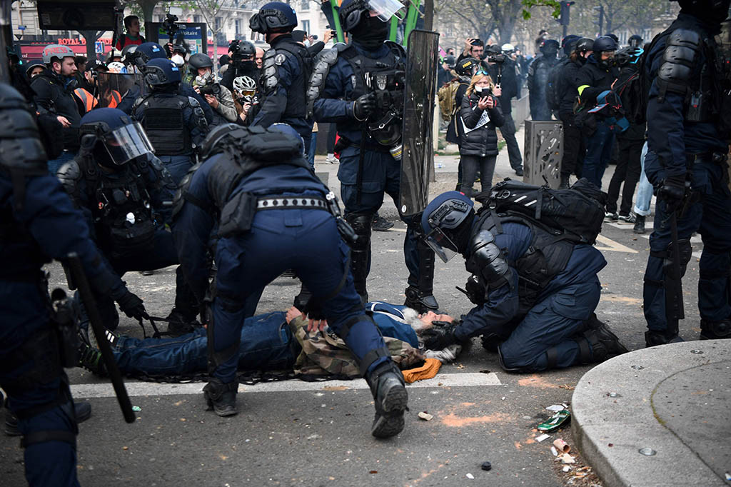 Polisi Prancis telah dituduh menggunakan kekuatan berlebihan, baik oleh pengunjuk rasa maupun badan hak asasi dan ini semakin memicu kemarahan para demonstran.