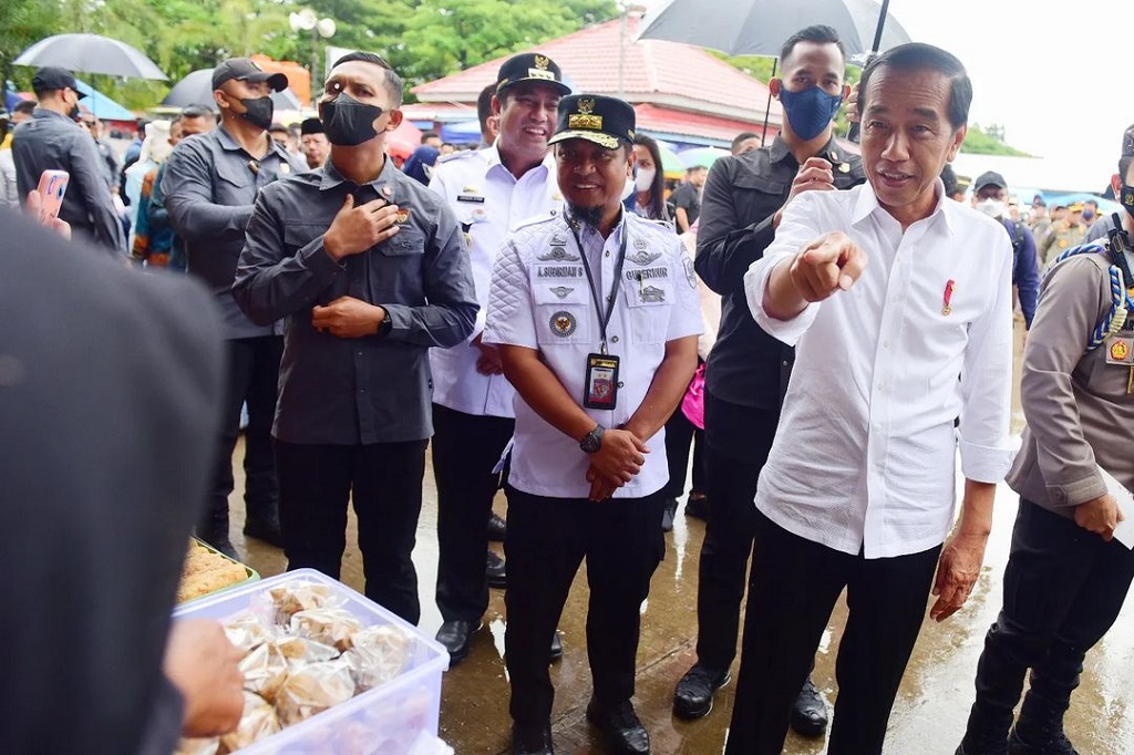Presiden menyampaikan harga beras per liter di pasar itu Rp10.500 atau sudah mengalami penurunan. Namun, dengan panen raya yang sudah banyak di berbagai daerah, menurut Presiden, harga bisa lebih rendah lagi.