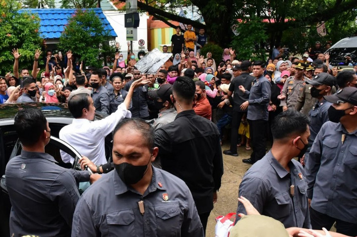 Pada kesempatan tersebut, Jokowi juga sempat membeli satu kilogram cabai Maros, Sulawesi Selatan, dengan harga Rp40.000. Presiden mengaku penasaran dengan pedasnya cabai asal Sulawesi Selatan yang harganya masih jauh di bawah harga cabai di daerah lain.