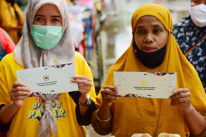 Namun, Jokowi menyampaikan kepada jajarannya untuk selalu melakukan pengecekan guna memastikan ketersediaan pasokan kebutuhan pokok di setiap daerah dalam kondisi aman sebagai antisipasi menjelang Lebaran.