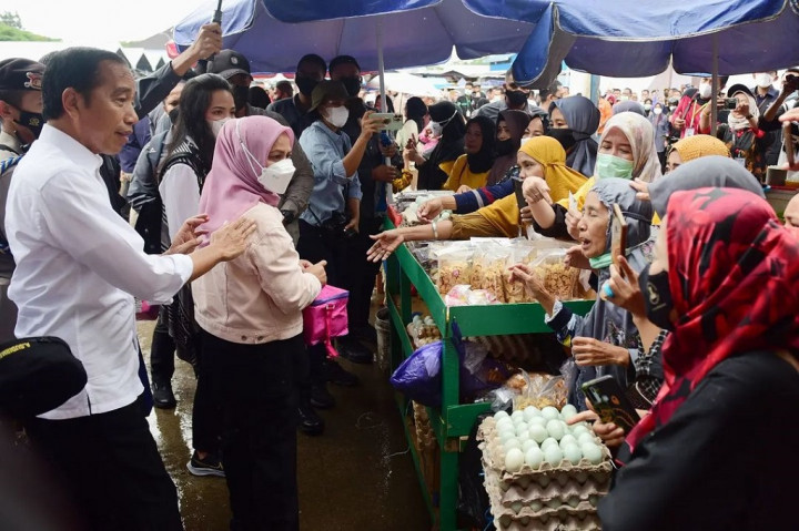 Presiden Joko Widodo meninjau pasokan dan harga kebutuhan pokok hingga membeli satu kilogram cabai di Pasar Tramo, Maros, Sulawesi Selatan, saat kunjungan kerjanya di provinsi tersebut, Rabu, 29 Maret 2023. selain mengecek harga kebutuhan pokok, Presiden Jokowi juga memberikan bantuan kepada para pedagang dan masyarakat.