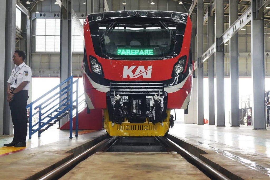 Proyek KA Makassar-Parepare merupakan bagian dari pembangunan KA Trans Sulawesi dan menjadi salah satu proyek strategis nasional (PSN).