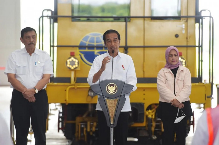 Jalur kereta api (KA) dari Stasiun Maros, Kabupaten Maros, sampai Stasiun Garongkong di Kabupaten Barru, Sulsel, memiliki panjang 80 kilometer dan merupakan bagian dari proyek KA Makassar-Parepare sepanjang 145 kilometer (km), yang sudah terbangun sepanjang 120 km.