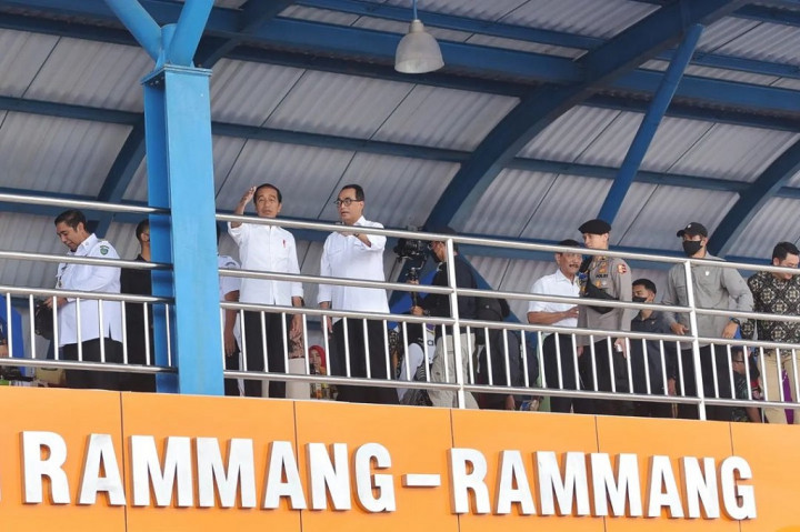 Usai menempuh perjalanan 12KM selama 20 menit, Presiden Jokowi beserta Ibu Negara Iriana Jokowi tiba di Stasiun Rammang-Rammang. Kemudian Presiden meninjau fasilitas stasiun dan stan UMKM.