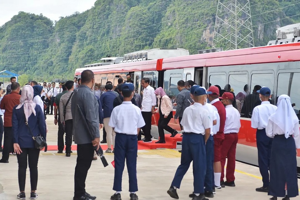 Jokowi menjelaskan proyek KA Trans Sulawesi, yang merupakan kereta api pertama di Sulawesi, diharapkan dapat membuat masyarakat beralih menggunakan transportasi massal, dan mulai meninggalkan penggunaan kendaraan pribadi.
