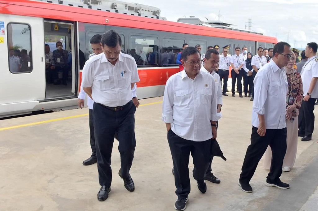 Turut mendampingi Presiden dalam perjalanan tersebut antara lain Menko Kemaritiman dan Investasi Luhut Binsar Pandjaitan, Menteri Perhubungan Budi Karya Sumadi, Sekretaris Kabinet Pramono Anung, Menteri Investasi/Kepala BKPM Bahlil Lahadalia, dan Gubernur Sulawesi Selatan Andi Sudirman Sulaiman. 