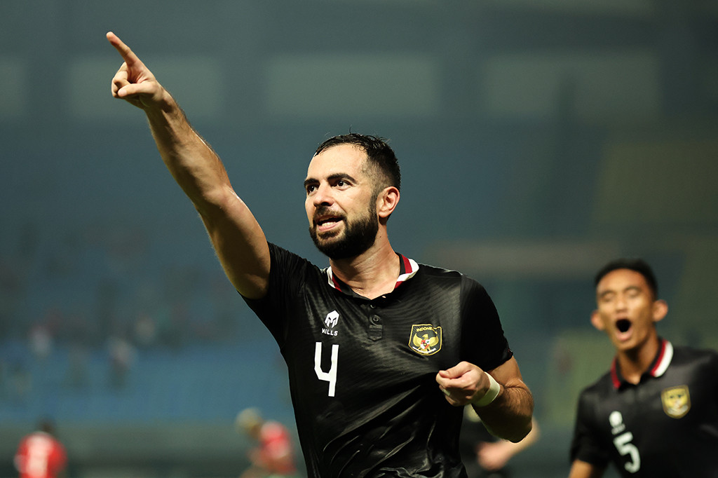 Pemain bertahan Jordi Amat mencetak gol untuk menghindarkan Indonesia dari kekalahan saat menjamu Burundi, pada pertandingan FIFA match day yang berakhir imbang 2-2 yang dimainkan di Stadion Patriot Candrabhaga, Bekasi, Selasa, 28 Maret 2023 malam WIB.