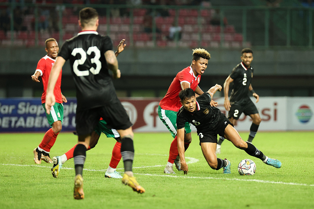 Tim tamu justru berbalik memimpin pada menit ke-90 saat Abedi Bigirimana mampu memaksimalkan peluang, dengan menyundul bola yang bersarang ke gawang Syahrul Trisna.