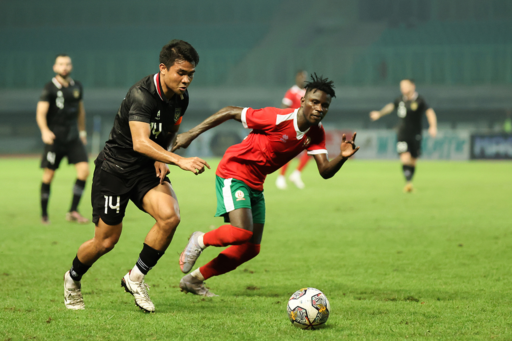 Gawang Indonesia sempat terancam pada menit ke-14 saat Elkan Baggot keliru mengantipasi jatuhnya bola. Bola kemudian dapat dikuasai Sadio Berahino, yang melepaskan sepakan lemah untuk dapat ditangkap kiper Indonesia Syahrul Trisna.