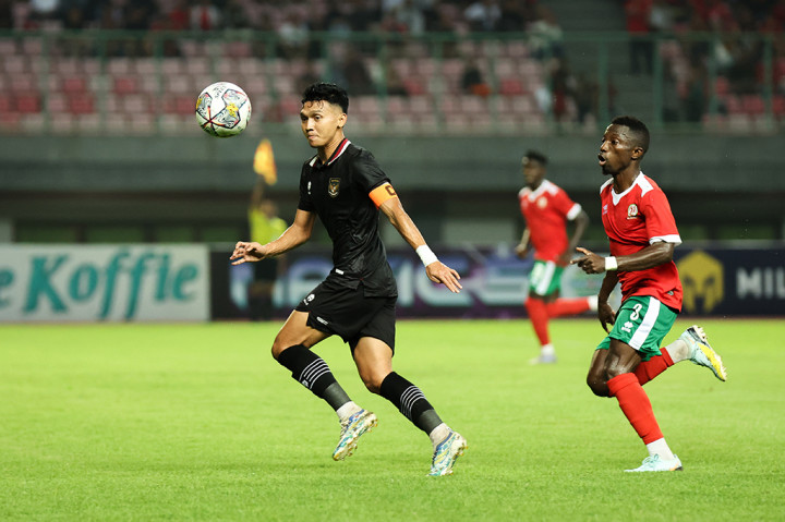 Tim garuda mencoba menggebrak sejak awal. Kapten Dendy Sulistyawan menusuk dari sisi kiri untuk mengirim umpan silang yang dapat ditangkap kiper Burundi Rukundo Onesime.