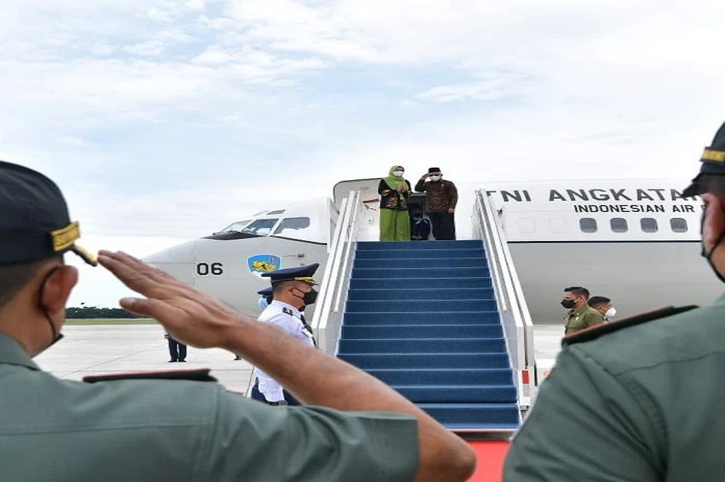 Wapres dan rombongan rencananya tiba di Aceh pada pukul 18.10 WIB dan disambut oleh Pj. Gubernur Aceh Achmad Marzuki beserta Ibu Ayu Chandra Achmad Marzuki serta jajaran Anggota Forum Koordinasi Pimpinan Daerah Provinsi Aceh beserta pendamping masing-masing.