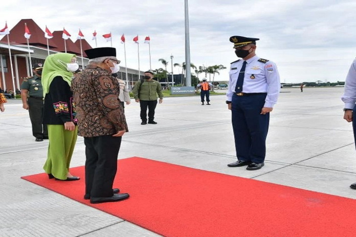 Mengggunakan pesawat Khusus Kepresidenan Boeing 737-400 TNI AU, Wapres Ma'ruf Amin, Ibu Wury Ma'ruf Amin dan rombongan terbatas berangkat dari Pangkalan Udara TNI AU Halim Perdanakusumah Jakarta menuju Bandara Internasional Sultan Iskandar Muda, Banda Aceh pada Rabu, 29 Maret 2023 sekitar pukul 15.25 WIB.