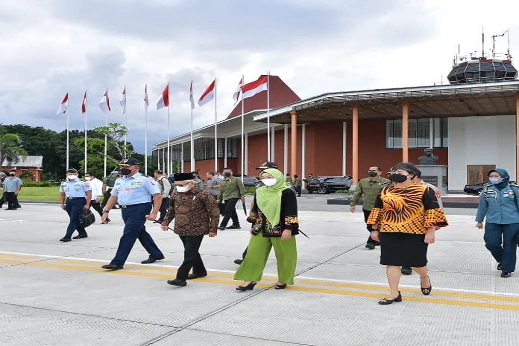 Wakil Presiden Ma'ruf Amin berangkat menuju Provinsi Aceh untuk melakukan kunjungan kerja sama dua hari, termasuk melaksanakan salat tarawih di Masjid Raya Baiturrahman Banda Aceh.