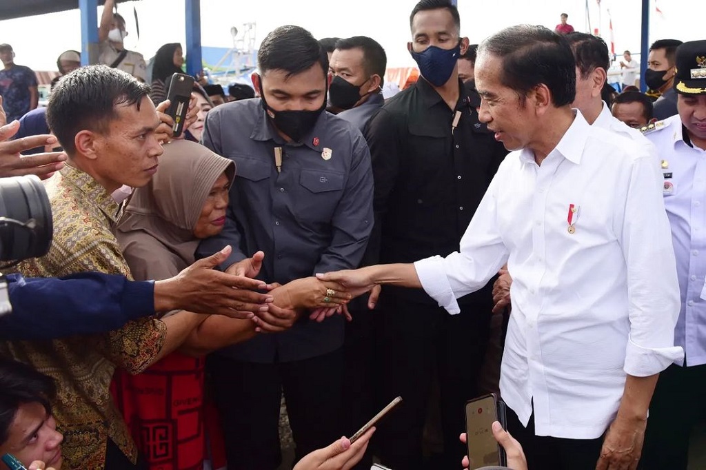 Presiden Joko Widodo menemui dan menyerap aspirasi para nelayan di Pajukukang, Maros, Sulawesi Selatan, di sela kunjungan kerja di provinsi tersebut, Rabu, 29 Maret 2023.