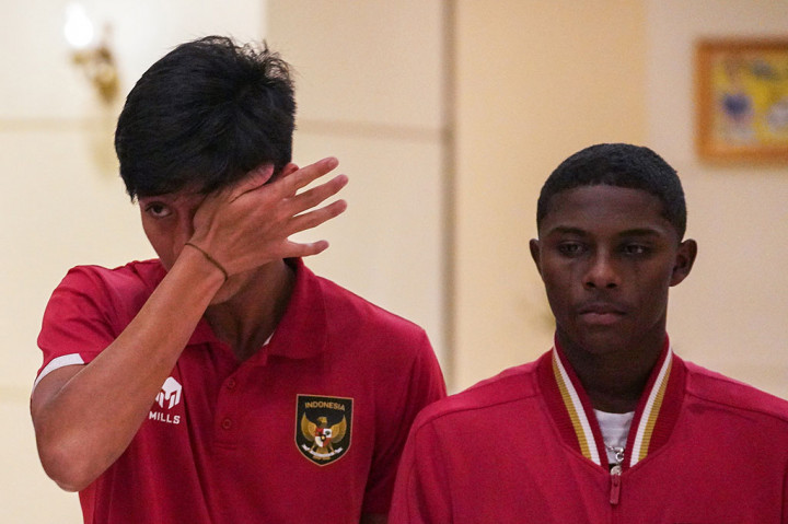 Pemain Tim U-20 Indonesia tak kuasa menahan tangis saat pengumuman batalnya Indonesia menjadi tuan rumah Piala Dunia U-20 2023 di Hotel Sultan, Jakarta, Rabu, 29 Maret 2023. Tim pelatih juga tak kuasa menahan kesedihan.