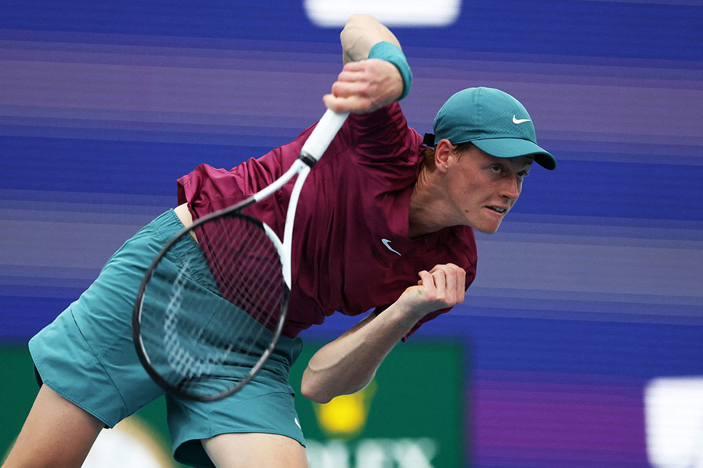 Jannik Sinner melepaskan servis ke arah Emil Ruusuvuori pada turnamen perempat final Miami Open, Rabu, 29 Maret 2023 waktu setempat.