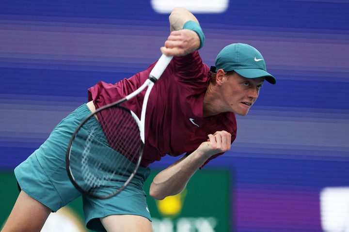 Jannik Sinner melepaskan servis ke arah Emil Ruusuvuori pada turnamen perempat final Miami Open, Rabu, 29 Maret 2023 waktu setempat.