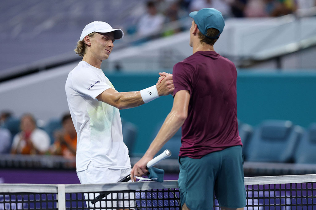 Petenis Italia Jannik Sinner melaju ke semifinal Miami Open setelah menang mudah 6-3, 6-1 atas petenis Finlandia Emil Ruusuvuori pada Rabu, 29 Maret 2023 waktu setempat.