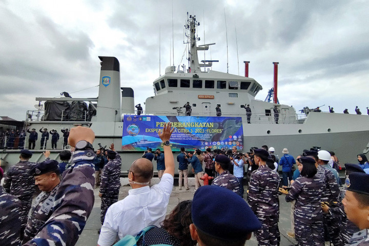 Pasukan melepas keberangkatan KRI Spica yang menjadi kapal utama Ekspedisi Jala Citra 3 dari dermaga Kolinlamil, Tanjung Priok, Jakarta, Rabu, 29 Maret 2023.