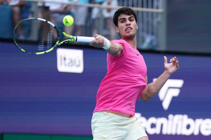 Petenis nomor satu dunia Carlos Alcaraz melaju ke perempat final Miami Open dengan kemenangan meyakinkan 6-3, 6-3 atas Tommy Paul, Rabu, 29 Maret 2023 WIB.