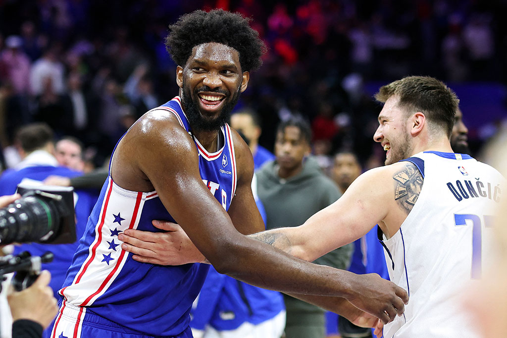 Joel Embiid dan James Harden membawa Philadelphia 76ers menundukkan Dallas Mavericks dengan skor 116-108 dalam laga NBA di Wells Fargo Center Philadelphia, Kamis, 30 Maret 2023 WIB. Hasil tersebut sekaligus memupuskan asa Mavs berlaga di babak playoff.