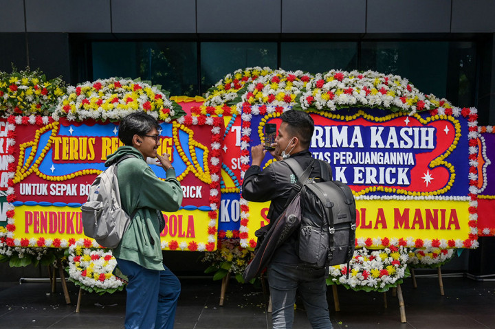 Karangan bunga yang menyatakan keprihatinan atas dibatalkannya Indonesia menjadi tuan rumah Piala Dunia U-20 2023 memenuhi kantor PSSI, di GBK Arena, Jakarta, Kamis, 30 Maret 2023.