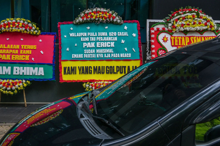 Selain keprihatinan dan kekecewaan, karangan bunga tersebut juga berisi dukungan dan semangat kepada Ketua Umum PSSI Erick Thohir untuk tetap mengurus sepak bola Indonesia.