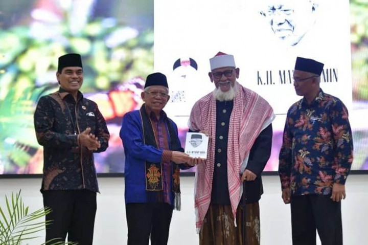 Di hari kedua kunjungan kerja ke Provinsi Aceh, Wakil Presiden (Wapres) K.H. Ma’ruf Amin menghadiri peluncuran buku 'K.H. Ma’ruf Amin: Bapak Ekonomi Syariah Indonesia' di Universitas Islam Negeri (UIN) Ar-Raniry, Jalan Syeikh Abdul Rauf, Darussalam, Banda Aceh, Kamis, 20 Maret 2023.