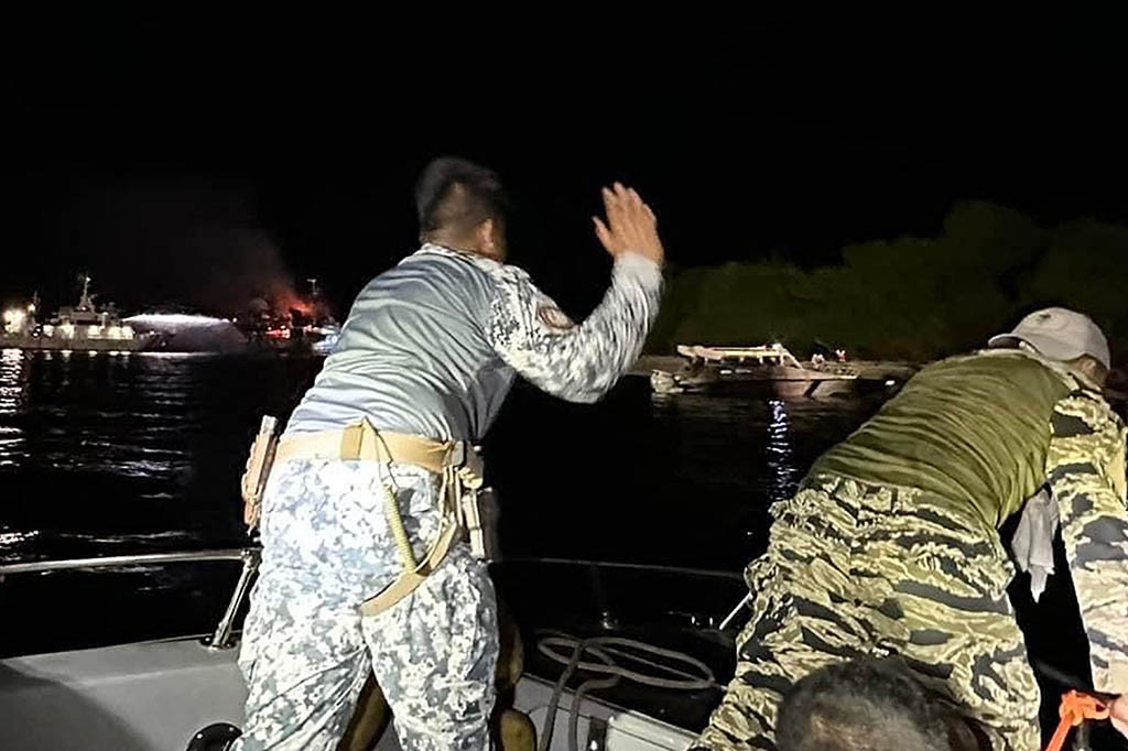 Tim penyelamat, termasuk Penjaga Pantai Filipina dan para nelayan, menyelamatkan 195 penumpang dan 35 awak kapal saat kobaran api melanda feri di lepas pantai Pulau Baluk-Baluk di provinsi Basilan.