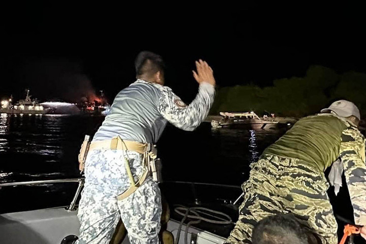 Tim penyelamat, termasuk Penjaga Pantai Filipina dan para nelayan, menyelamatkan 195 penumpang dan 35 awak kapal saat kobaran api melanda feri di lepas pantai Pulau Baluk-Baluk di provinsi Basilan.