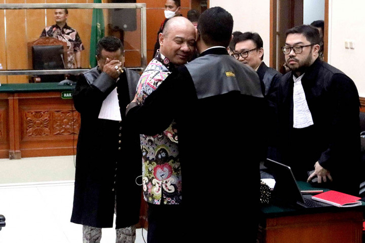 Adapun pasal yang disangkakan kepada Teddy, yakni Pasal 112, 114 dan 132 UU Nomor 35 Tahun 2009 dengan ancaman maksimal hukuman mati dan minimal 20 tahun penjara.