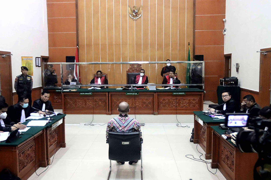 Jaksa Penuntut Umum (JPU) di Pengadilan Negeri (PN) Jakarta Barat, menuntut terdakwa kasus peredaran narkoba, mantan Kapolda Sumatera Barat Teddy Minahasa dengan pidana hukuman mati.