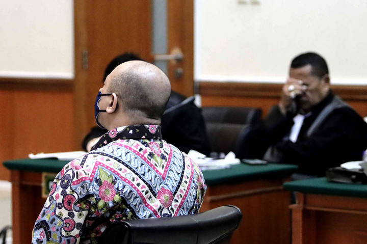 Sebelumnya, Polda Metro Jaya menyatakan Teddy Minahasa telah memerintahkan anak buahnya untuk menyisihkan barang bukti narkotika jenis sabu-sabu dari hasil pengungkapan kasus untuk diedarkan.