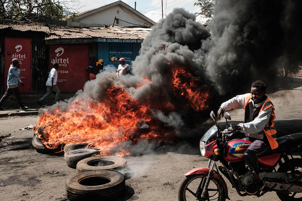 Demonstrasi dinyatakan ilegal oleh pemerintah telah berubah menjadi kekerasan pada hari-hari sebelumnya, dengan polisi menembakkan gas air mata, meriam air dan kadang-kadang peluru tajam, sementara penjarah mengamuk.