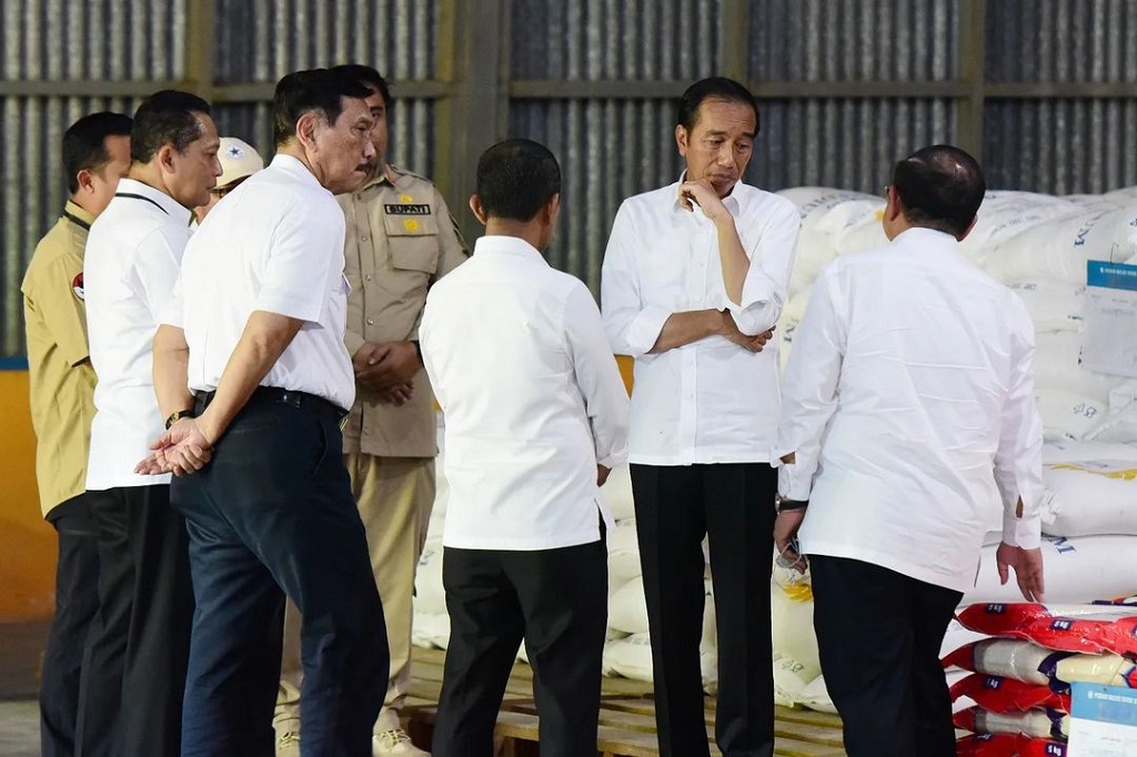 Sementara itu, penyerapan beras oleh Bulog pada 2023 khususnya di Sulawesi Selatan mengalami penurunan cukup drastis jika dibandingkan 2022. Penurunan tersebut, menurut Presiden, disebabkan penyerapan beras dari Sulawesi Selatan ke provinsi lain meningkat tinggi.