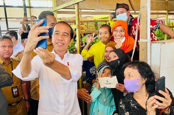 Penjual produk usaha mikro, kecil, dan menengah (UMKM) Yuni mengaku senang karena produknya dibeli langsung oleh Presiden Jokowi.