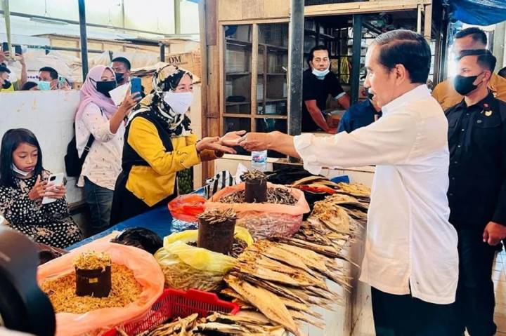 Presiden Joko Widodo membagikan sejumlah bantuan sosial (bansos) kepada masyarakat penerima manfaat dan pedagang sembari mengecek harga berbagai kebutuhan pokok di Pasar Malindungi, Kabupaten Luwu Timur, Sulawesi Selatan, Kamis, 30 Maret 2023.