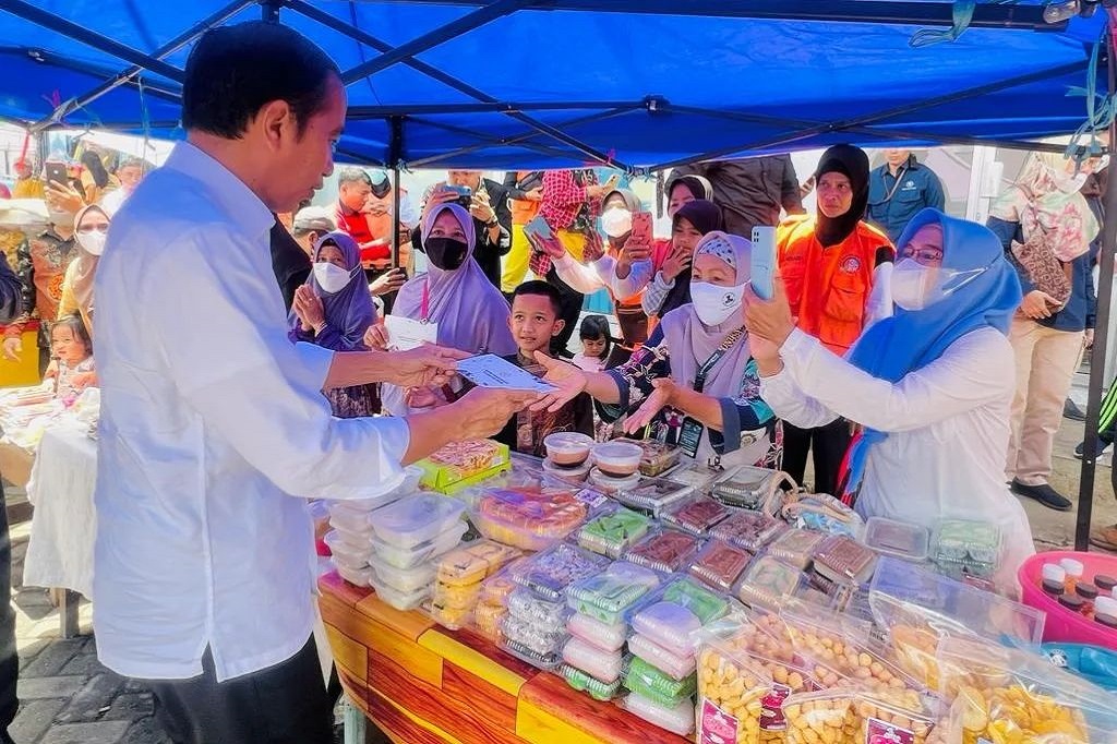 Kepala Negara juga terlihat membeli beberapa produk yang dijual oleh salah satu pedagang di Pasar Malindungi.
