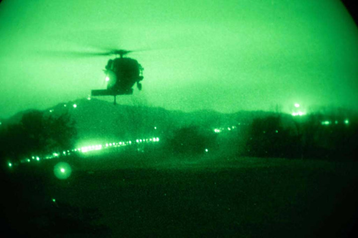 Sebuah helikopter Black Hawk Amerika Serikat tengah melakukan latihan tempur malam, selama latihan gabungan dengan Korea Selatan pada 16 Maret 2023.
