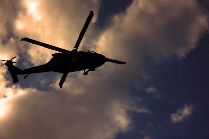 Lima tentara berada di satu helikopter dan empat di helikopter lainnya, sementara militer masih bekerja untuk memberi tahu semua keluarga dari korban.