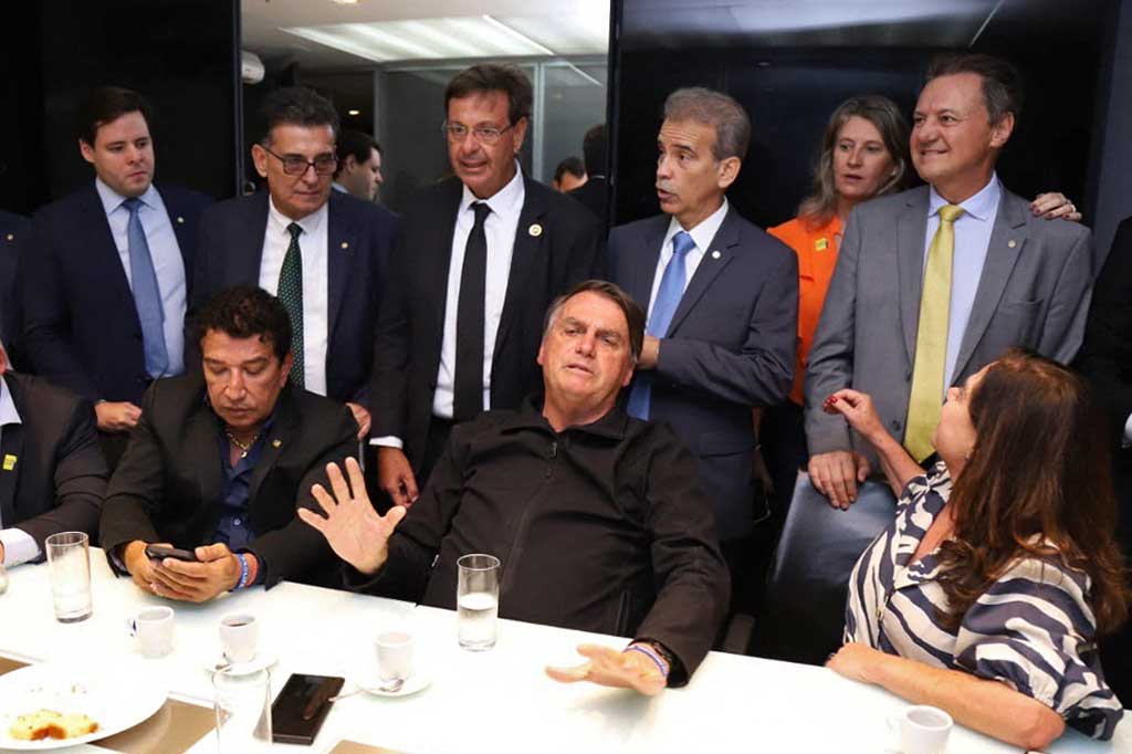 Bolsonaro juga menghadapi penyelidikan terkait invasi dan penggeledahan pada 8 Januari 2023 terhadap tiga kekuatan pemerintahan Brasil.
