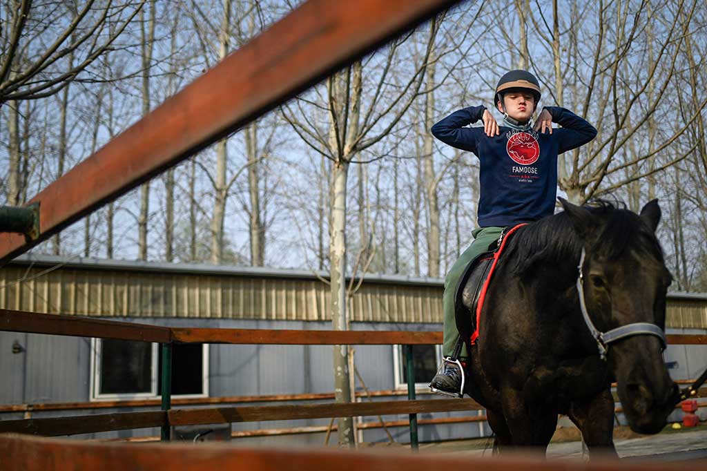 PADA suatu hari di musim semi yang cerah, di klub berkuda Beijing, Victor Liu yang berusia 14 tahun naik ke atas pelana kuda berambut hitam, memulai sesi terbaru dari olahraga yang telah mengubah hidupnya.