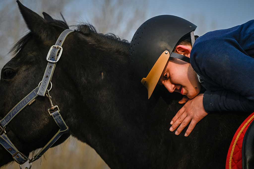 Ibunya, Stella, mengatakan kepada AFP bahwa dia telah melihat kemajuan yang nyata dalam kemampuannya mendengarkan instruksi dan mengoordinasikan gerakannya.