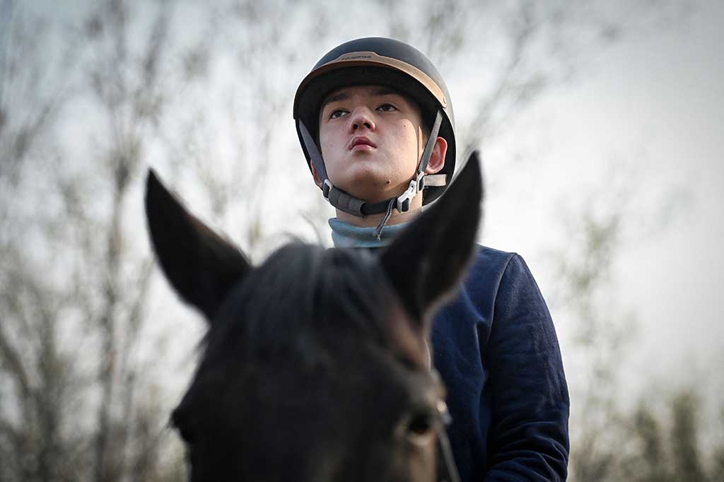 Victor, yang juga menderita gangguan penglihatan, telah menunggang kuda di  HOPE selama lebih dari delapan tahun.