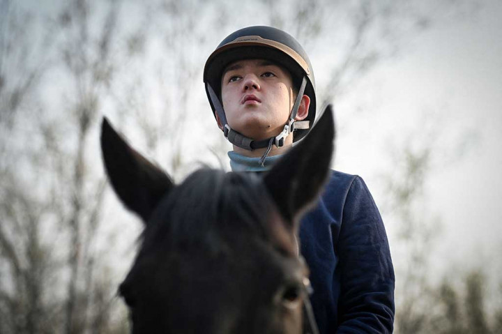 Victor, yang juga menderita gangguan penglihatan, telah menunggang kuda di  HOPE selama lebih dari delapan tahun.