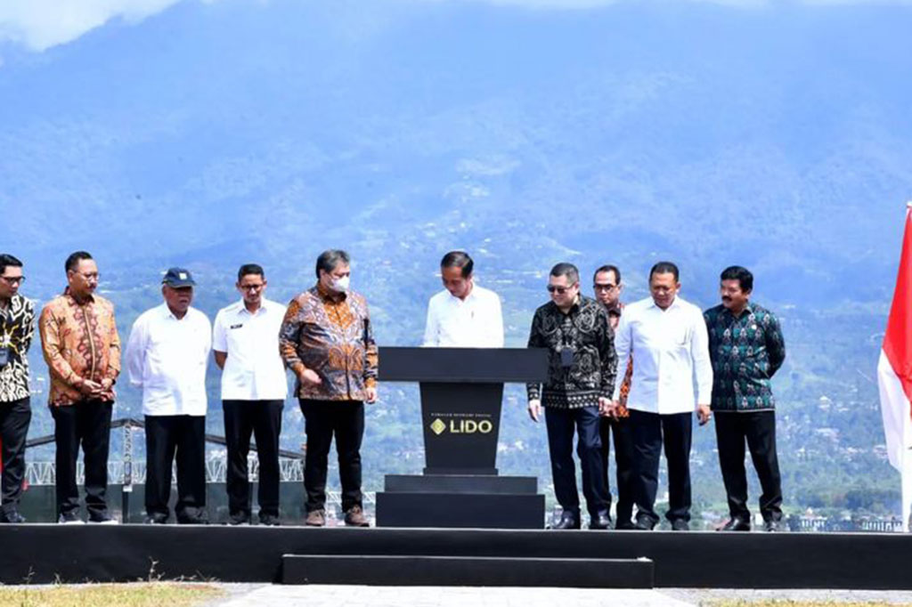 Presiden mengutip laporan dari Menteri Koordinator Bidang Perekonomian Airlangga Hartarto yang menyebutkan bahwa sedikitnya 11 juta orang masyarakat Indonesia melancong berlibur ke luar negeri.