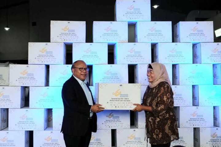 Seperti tahun-tahun sebelumnya, Media Group Network pada Hari Raya Idul Fitri tahun ini kembali memberikan bingkisan kepada seluruh karyawan. Bingkisan lebaran secara sombolis diserahkan oleh Presiden Direktur Metro TV Don Bosko Selamun kepada perwakilan karyawan di Kedoya, Jakarta Barat, Jumat, 31 Maret 2023.